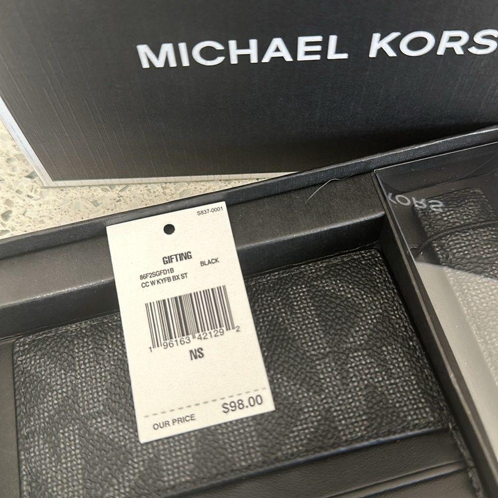 Michael Kors Keychain Wallet 🐦‍⬛ - Picture 4 of 4